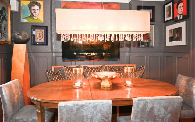Art-filled dining room at Atelier 1941